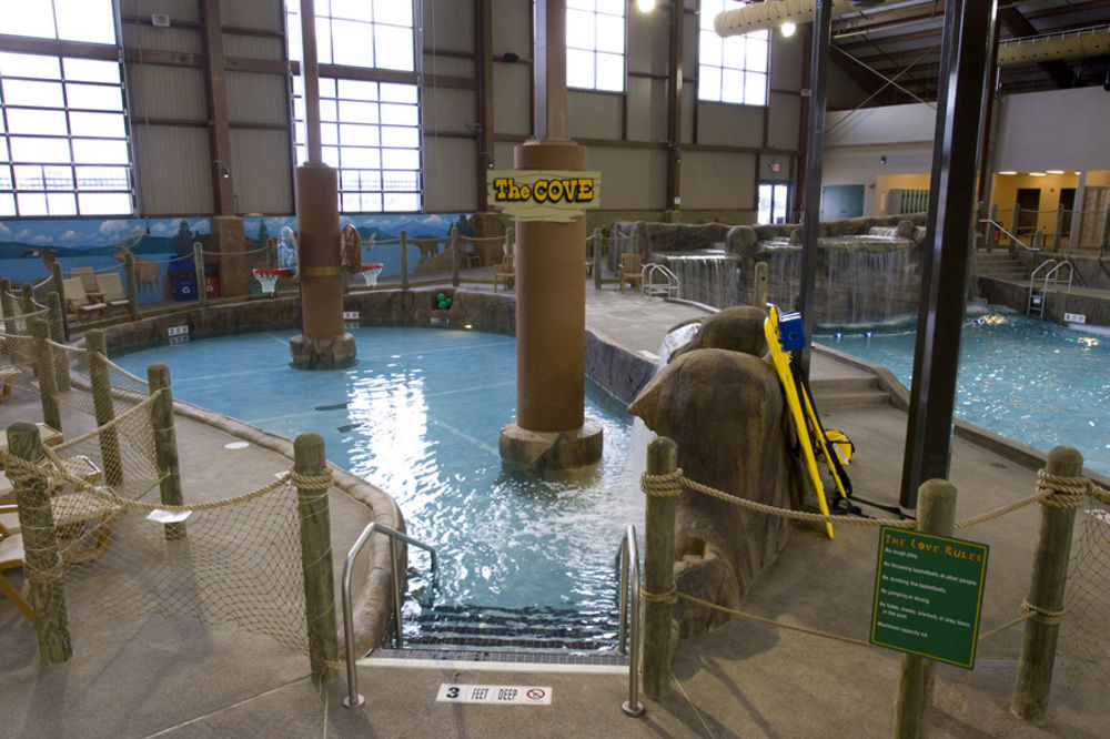 Hope Lake Lodge & Indoor Waterpark Cortland Exterior photo